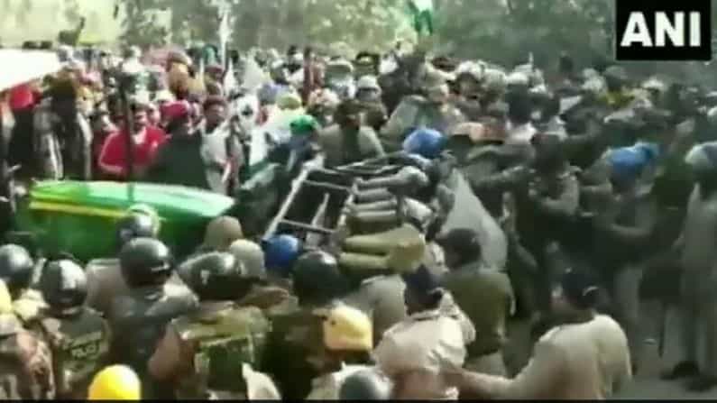 ব্যারিকেড ভাঙল প্রতিবাদী ট্রাক্টর! পুলিসি বাধার মুখে চাষিদের রুদ্রমূর্তি ব্যারিকেড ভাঙল প্রতিবাদী ট্রাক্টর! পুলিসি বাধার মুখে চাষিদের রুদ্রমূর্তি