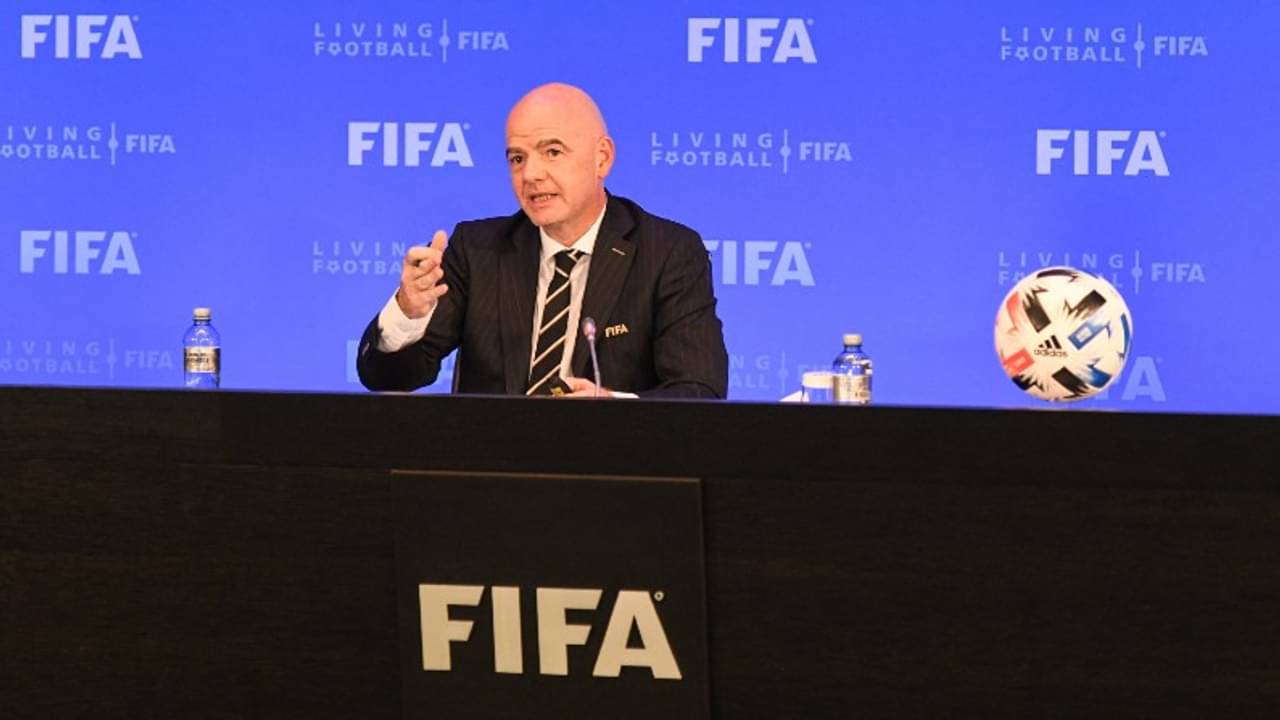 বিতর্ক মেটাতে অফসাইড নিয়মে বদল আনছে ফিফা