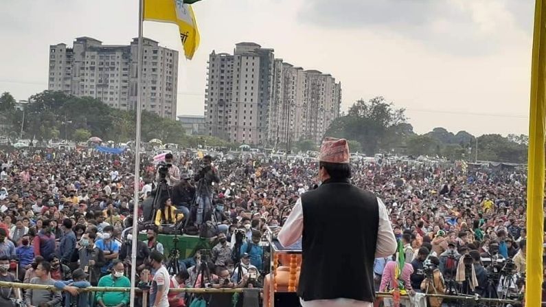 মমতার ও গুরুংয়ের রাজনৈতিক সমীকরণ সর্বদাই নরমে-গরমে থাকলেও ২০১৭ সালের অগস্ট মাসের সময় থেকে তা চরম আকার ধারণ করে। গোর্খাল্যান্ডের দাবিতে বিমল গুরুংয়ের একগুঁয়ে মনভাব পাহাড়ে অচলাবস্থা এনে দেয়। জায়গায় জায়গায় চলতে থাকে তাণ্ডব। অক্টোবরে বিমলকে খুঁজতে গিয়ে পশ্চিমবঙ্গ পুলিশের সাব-ইন্সপেক্টর অমিতাভ মালিকের মৃত্যু এক ধাক্কায় উল্টে দেয় সব হিসেব-নিকেশ।