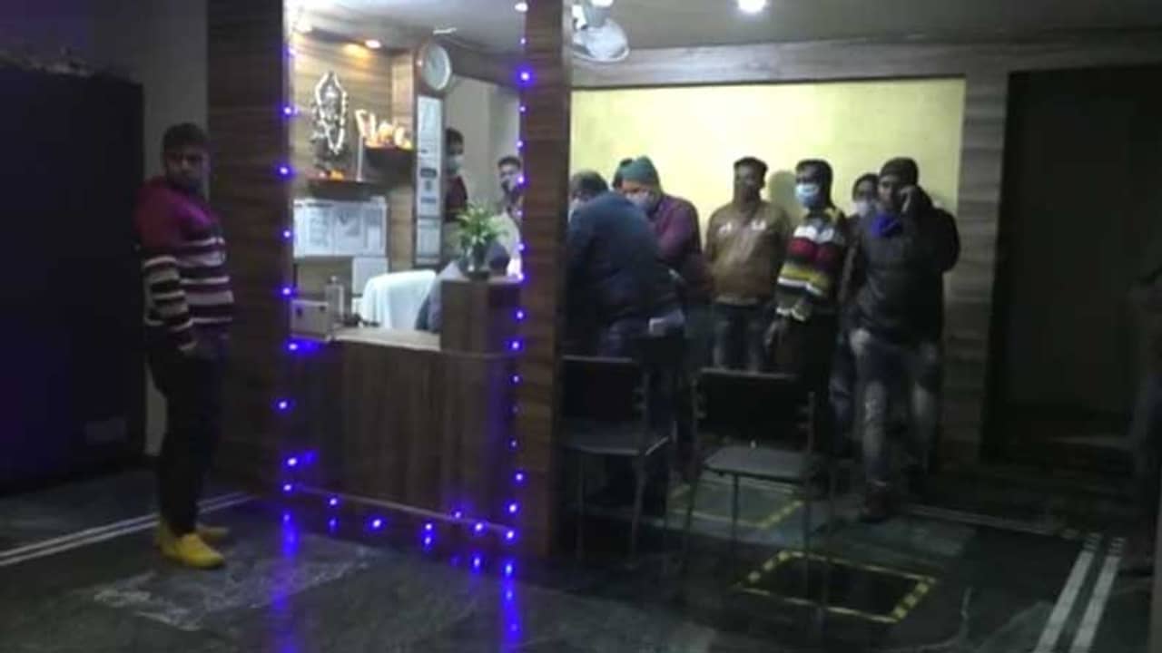 হোটেলে যুবতীর রক্তাক্ত নগ্ন দেহ, চিরকূটে লেখা তোকে আমি মারতে চাইনি, বাধ্য হলাম