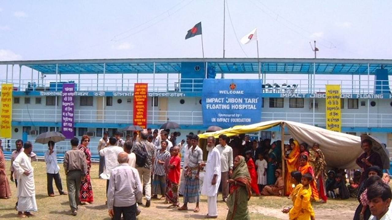 এখানে জলেই ‘জীবন’ ফিরে পান দুঃস্থরা, জানকবুল লড়াইয়ে রোগীদের পাশে বাংলাদেশের ‘জীবনতরী’