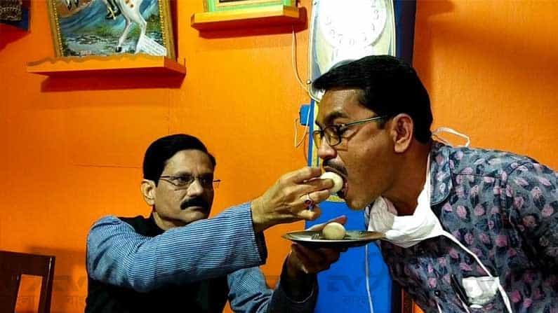 তৃণমূল বহিষ্কার করেছে শুনেই মিষ্টিমুখ করালেন কণিষ্ক, বললেন 'খুব শান্তি পেলাম' তৃণমূল বহিষ্কার করেছে শুনেই মিষ্টিমুখ করালেন কণিষ্ক, বললেন 'খুব শান্তি পেলাম'