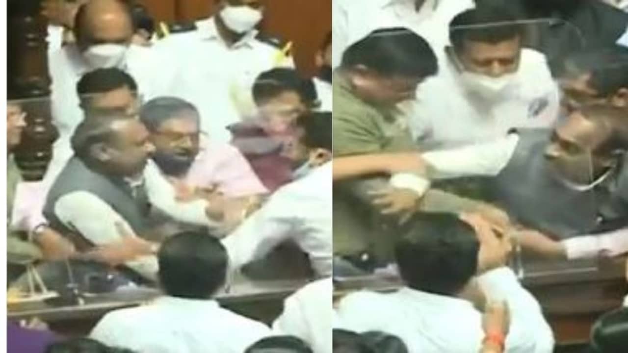 কর্নাটক বিধানসভায় ডেপুটি চেয়ারম্যানকে টেনেহিচড়ে চেয়ার থেকে নামাল বিরোধীরা, ভিডিয়ো ঘিরে তুমুল বিতর্ক
