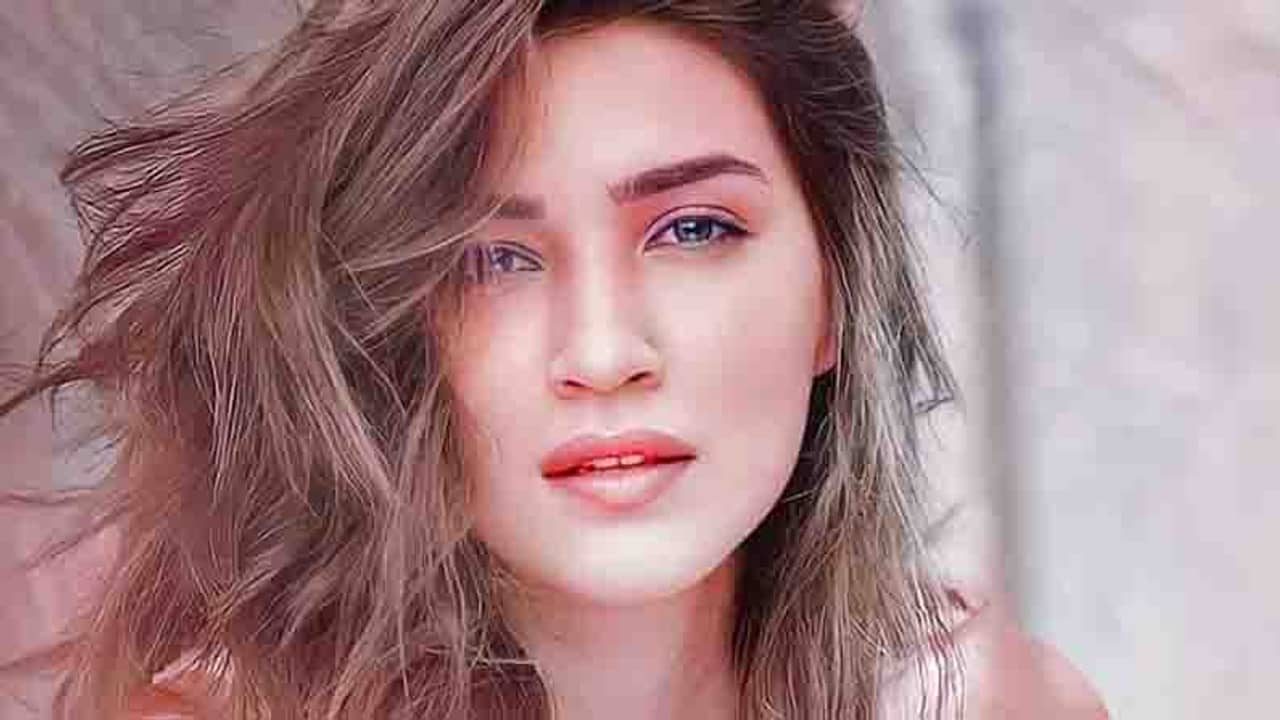 করোনা আক্রান্ত কৃতী, নতুন কাজ পিছিয়ে দিচ্ছে বলিউড