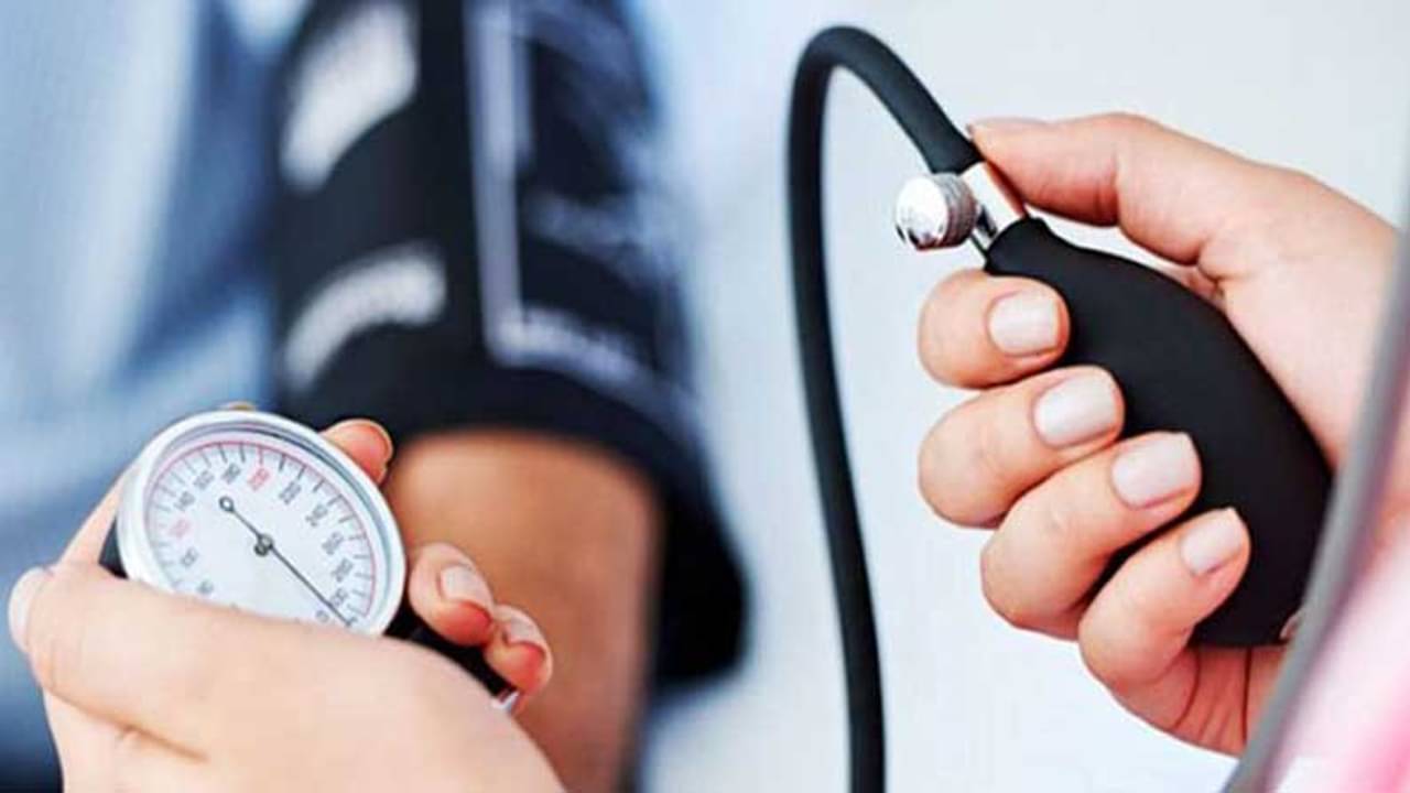 লো-প্রেশারের লক্ষণ কী, কেন আচমকা কমে যায় রক্তচাপ, কীভাবে সাবধান হবেন