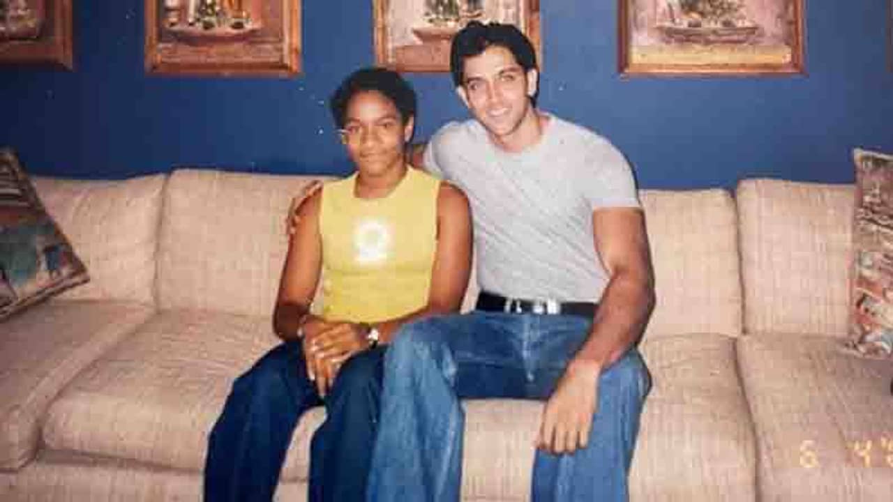 হৃতিকের পাশে বসে রয়েছেন এক স্টার কিড, চিনতে পারছেন?