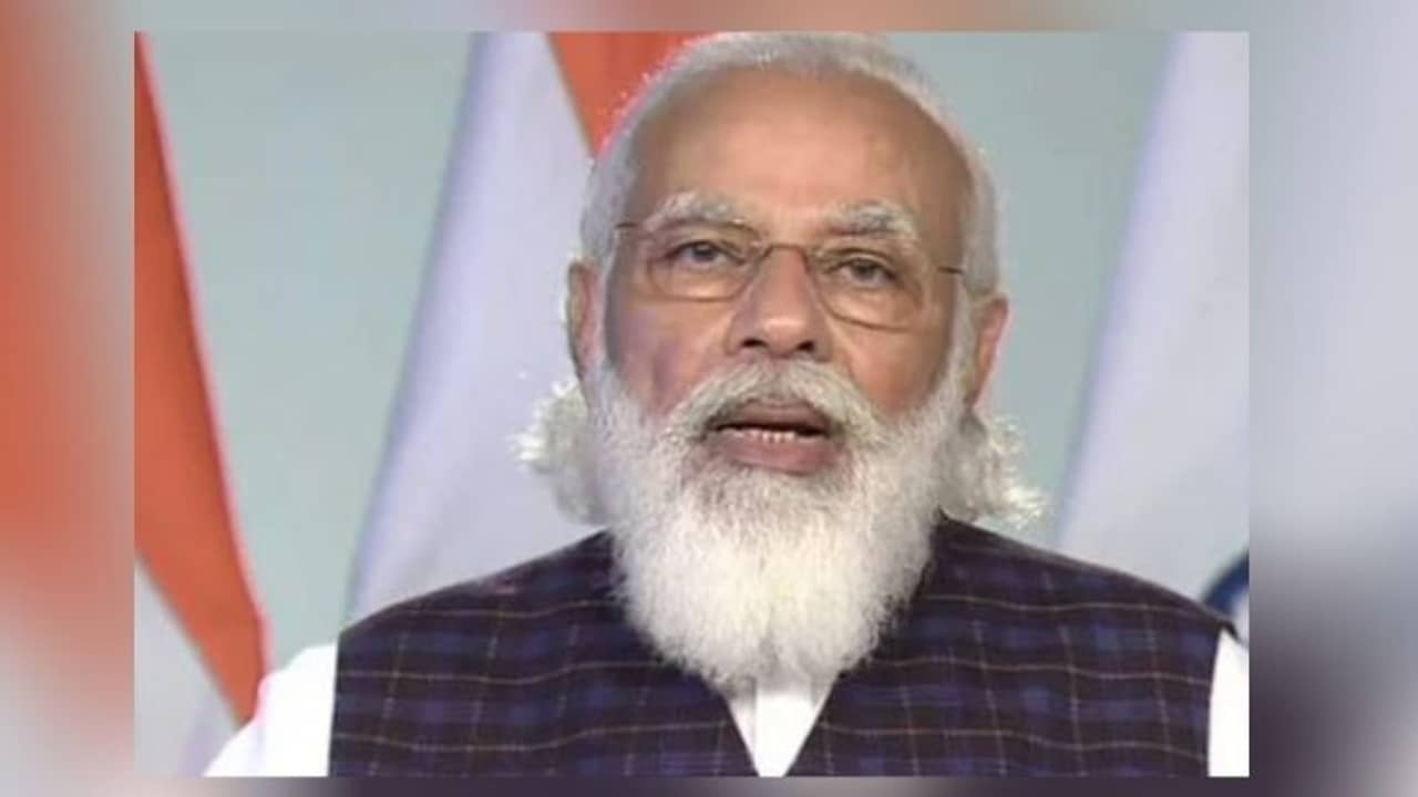 বড়দিনে কৃষকদের কাছে প্রধানমন্ত্রীকে সান্তা বানাতে খামতি নেই বিজেপির