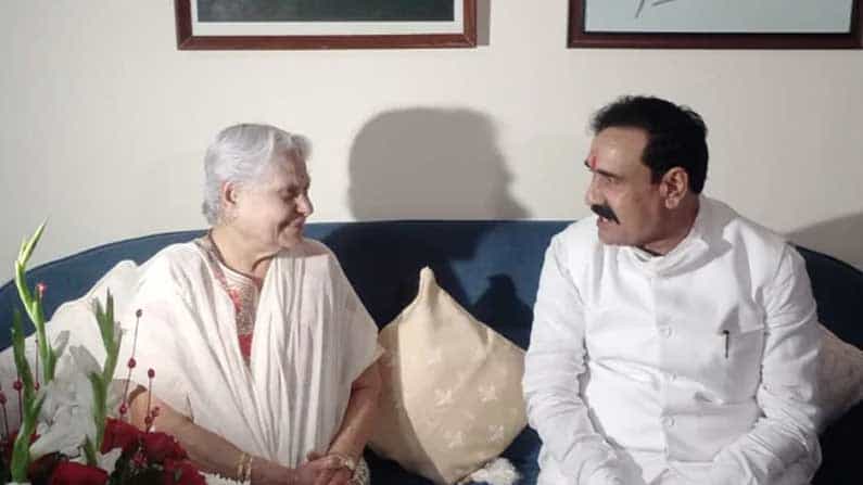 ‘জানেন, মমতা কী অবস্থা করেছে’? অমিতাভ বচ্চনের শাশুড়ির দুয়ারে বিজেপি ‘জানেন, মমতা কী অবস্থা করেছে’? অমিতাভ বচ্চনের শাশুড়ির দুয়ারে বিজেপি