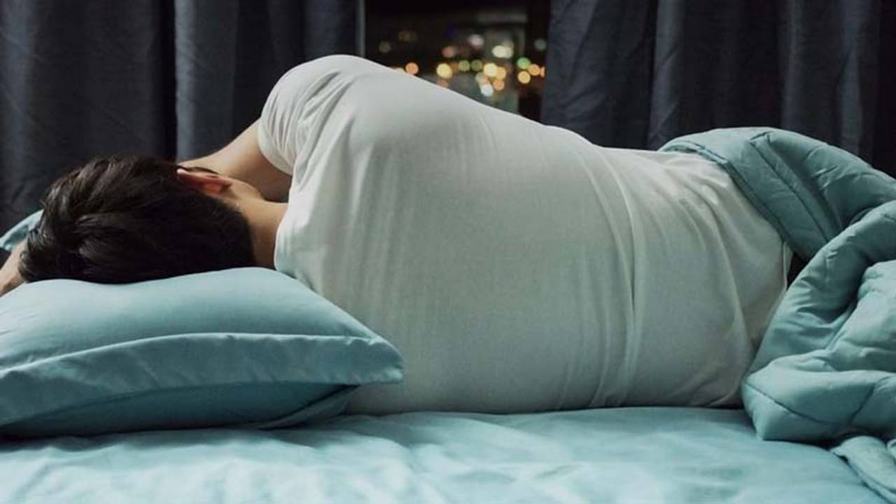 রাতে ঘুম নেই, অজান্তেই শরীর বাসা বাঁধবে জটিল রোগ, সতর্ক থাকতে কী কী করবেন