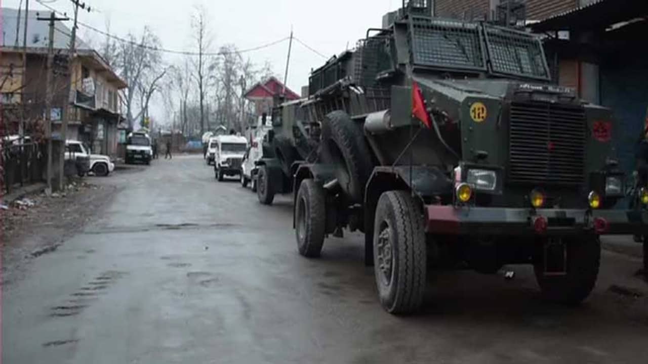 ফের উত্তপ্ত পুলওয়ামা, সকাল সকাল এনকাউন্টারে খতম দুই জঙ্গি