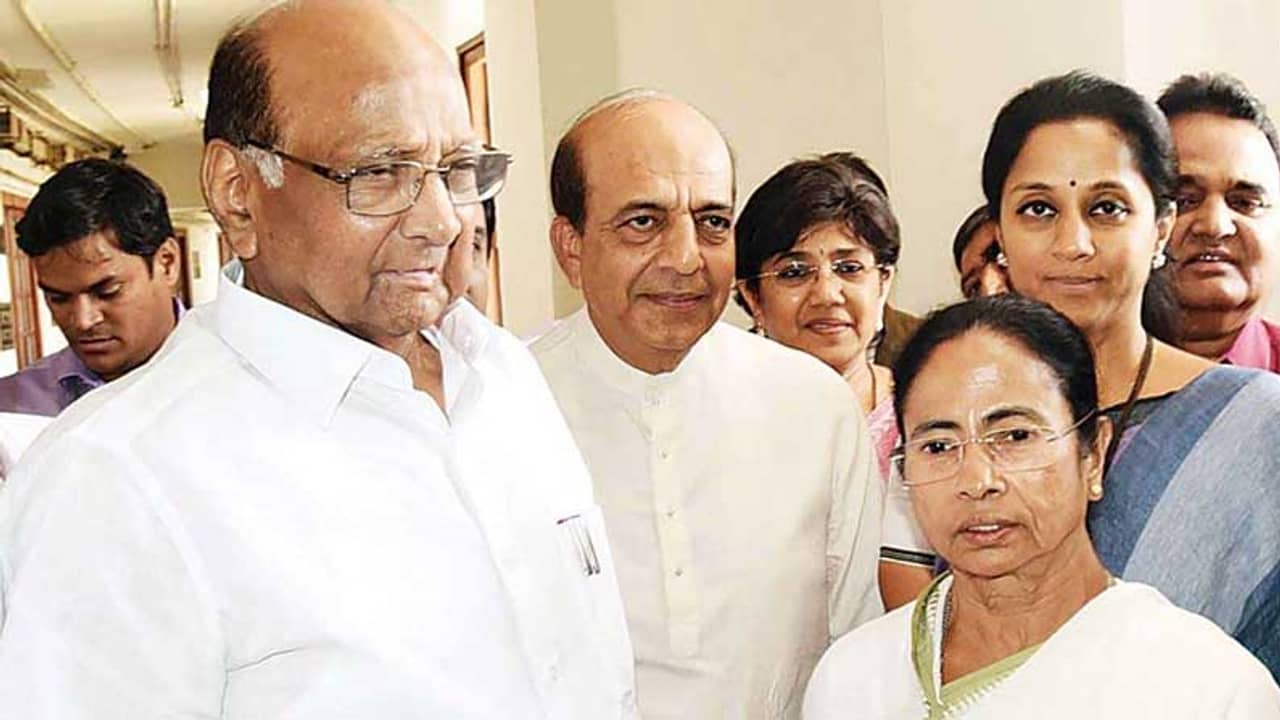 মমতাকে ফোন শরদ পাওয়ারের, কেন্দ্রের বিরুদ্ধে এককাট্টা হওয়ার ডাক