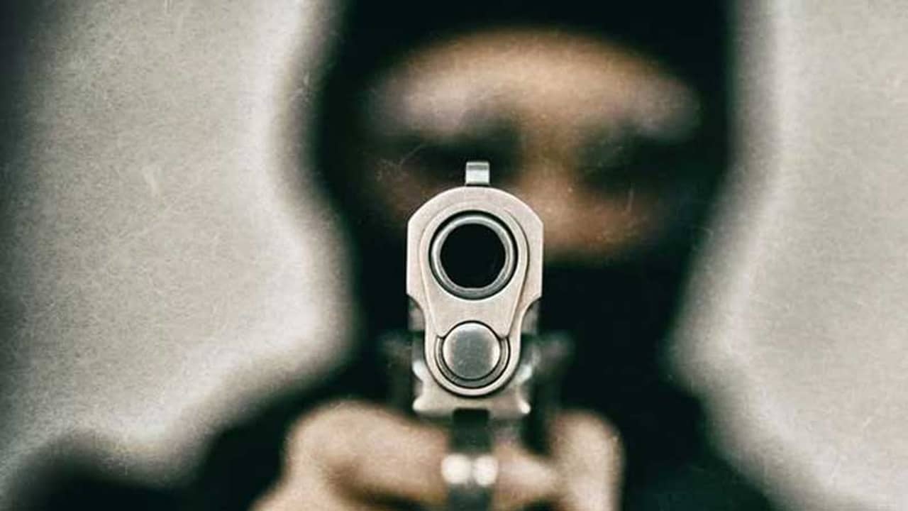 লেকটাউনে ব্যবসায়ীকে লক্ষ্য করে গুলি