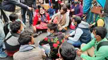 মন্ত্রী-নেতাদের সামনেই চেয়ার ছোড়াছুড়ি, রণক্ষেত্র নেতাজি ইনডোর চত্বর