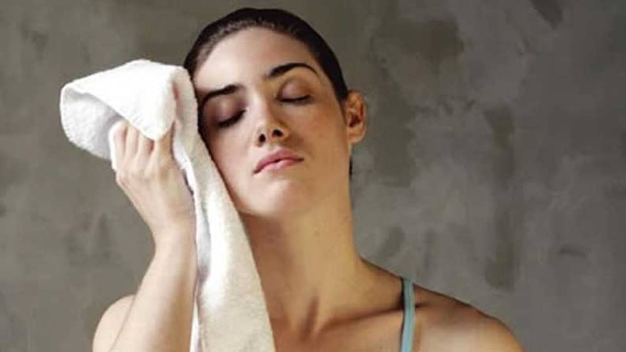 অতিরিক্ত ঘাম হওয়ার সাধারণ কারণ কী কী জানেন?