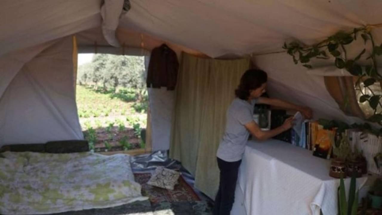 যুদ্ধ বিধ্বস্ত সিরিয়ায় তাঁবুতেই গ্রন্থাগার বানিয়ে জীবনের বার্তা শরণার্থী দিয়াবের