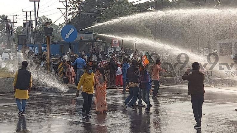 বিজেপি কর্মীরা ব্যারিকেড ভাঙা শুরু করতেই পুলিস জলকামান চালানো শুরু করে। ফাটানো হয় কাঁদানে গ্যাসের শেলও। তাতে অসুস্থ হয়ে পড়েন তেজস্বী, তাঁকে দ্রুত গাড়িতে করে অন্যত্র নিয়ে নিয়ে যাওয়া হয়। কিন্তু যুবনেতা অপসৃত হলেও তিনবাত্তি মোড় শান্ত হয়নি। 