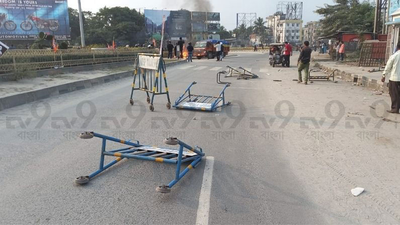 যুবমোর্চার ব্যানারে এই উত্তরকন্যা অভিযান হচ্ছিল, ছিলেন যুবমোর্চার সর্বভারতীয় সভাপতি তেজস্বী সূর্য এবং রাজ্য সভাপতি সৌমিত্র খানও। উত্তরকন্যার চার কিলোমিটার আগে তিনবাত্তি মোড়েই সে মিছিল আটকায় পুলিস। খণ্ডযুদ্ধ শুরু হয়ে যায় সেখানেই।