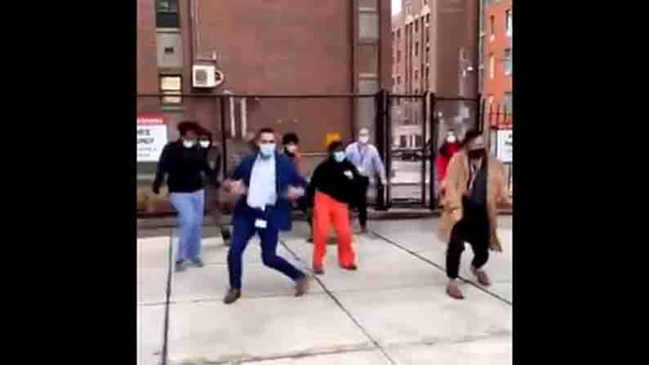 করোনার ভ্যাকসিন আসার আনন্দে স্বাস্থ্যকর্মীদের নাচ ভাইরাল