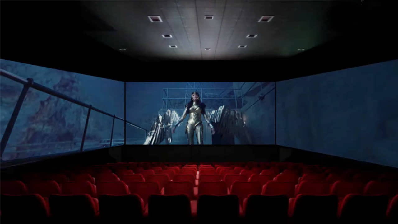 ডান দিক থেকে বাঁ দিকে ধেয়ে আসছে ওয়ান্ডার ওম্যান! ২৭০ ডিগ্রিতে দেখুন ফিল্ম