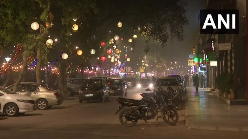 কোথাও বিষণ্ণতা, কোথাও হালকা আনন্দ। সব মিলিয়ে ২০২১-কে বরণ করে নিচ্ছে ভারত। সেজে উঠেছে শহরগুলি। কোথাও আবার আনন্দে বাধা হয়ে দাঁড়িয়েছে নৈশ কার্ফু। সব মিলিয়ে করোনা আবহে পুরাতনকে বিদায় জানিয়ে নতুনকে আপন করে নিচ্ছে ভারত। সারা বছরের সুখ দুঃখকে সঙ্গে রেখেই নতুন বছরে পা রাখছে গোটা বিশ্ব। সারা বছরের একটা বড় সময় করোনা মহামারীতে কেটেছে ঘরবন্দি থেকে। টিকাকরণ শুরু হয়েছে বিশ্বের বিভিন্ন দেশে। ভারতেও নতুন বছরে সুখবর আসার কথা। সব মিলিয়ে অনেক আশা নিয়েই নতুন বছরে পা রাখছে দেশবাসী। 