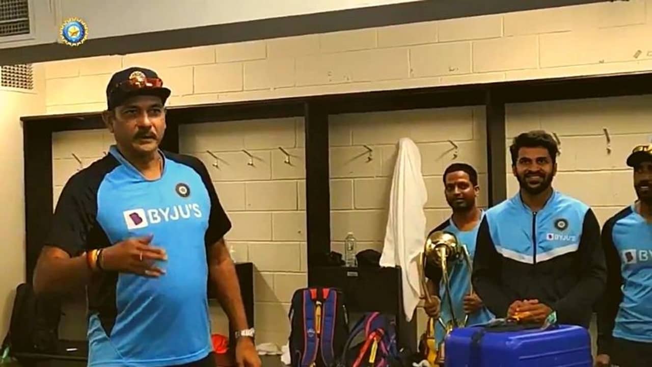 ম্যাচ শেষে গাব্বায় শাস্ত্রীয় স্যালুট