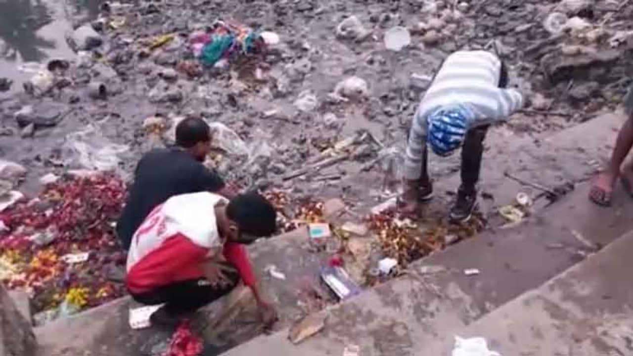 বস্তা দিয়ে বেরোচ্ছে ধোঁয়া, পুড়ছে ৫০, ১০০, ৫০০-র নোট!  ভোটের মুখে কালীঘাটে রহস্য