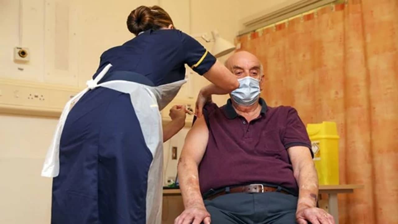 ৮২ বছরের পিঙ্কারকে দিয়ে ব্রিটেনে শুরু অক্সফোর্ড ভ্যাকসিনের টিকাকরণ