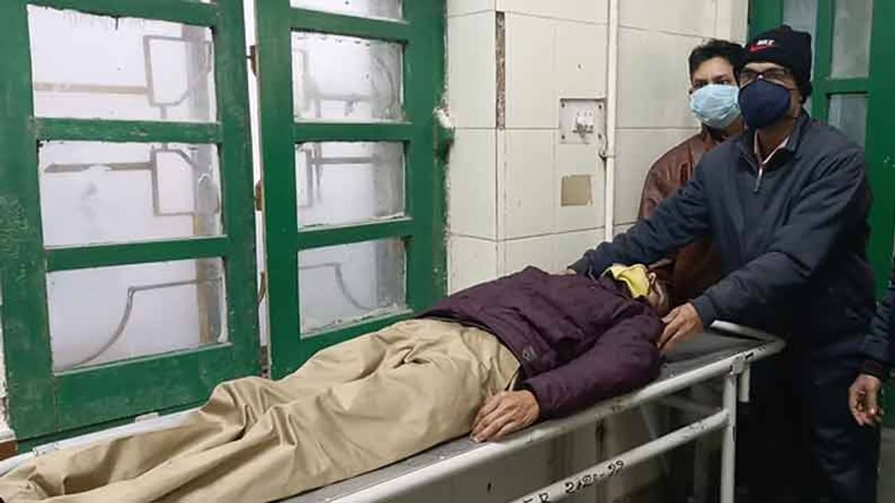 চলল বেপরোয়া কিল-চড়-ঘুষি! সহ শিক্ষকদের মারে স্কুলেই জ্ঞান হারালেন প্রধান শিক্ষক