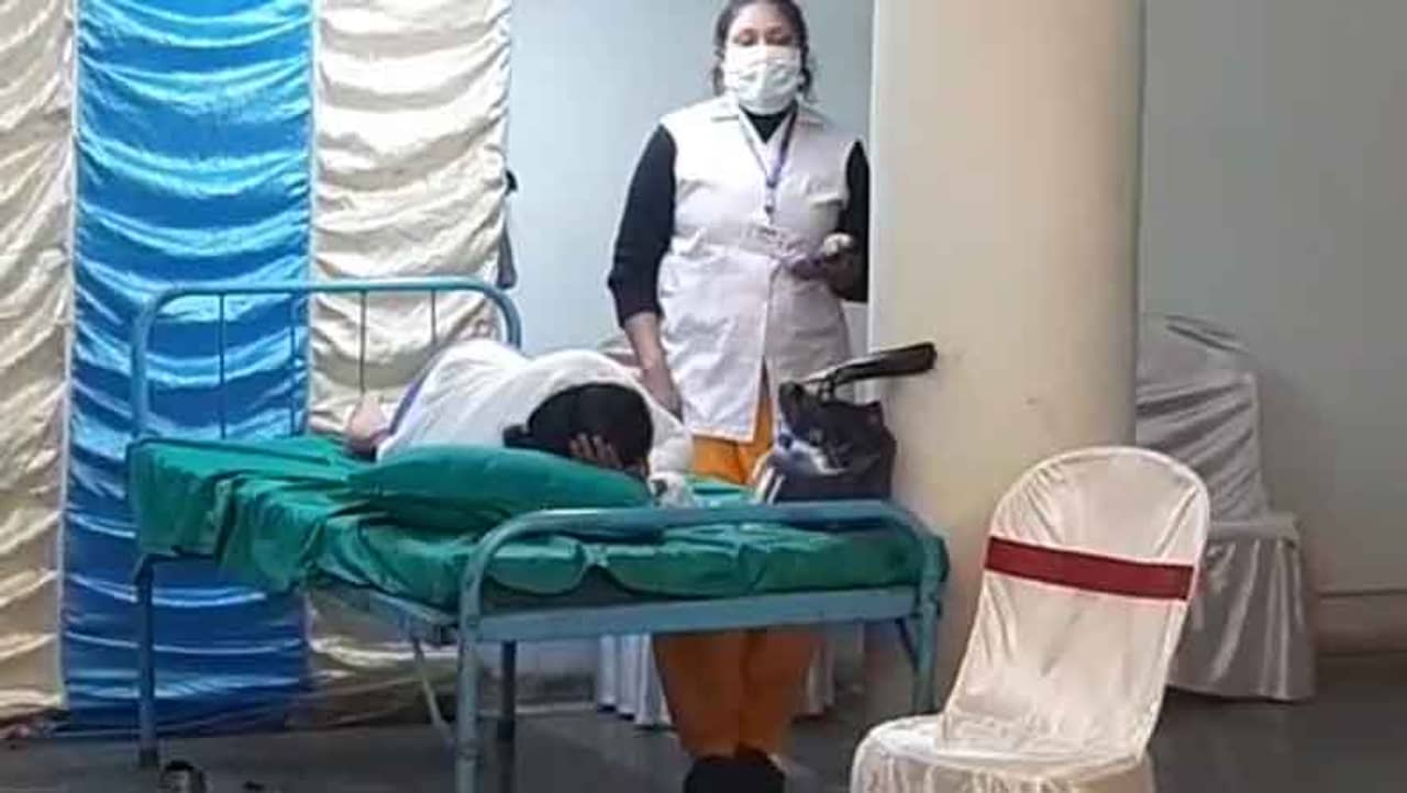 বুক ধড়পড়ানি, চোখে অন্ধকার- টিকা নেওয়ার পরই ব্ল্যাক আউট তিন স্বাস্থ্যকর্মী! দুর্গাপুরে ব্যাপক চাঞ্চল্য