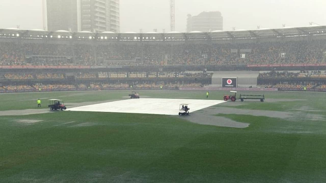 বৃষ্টিতে ভেস্তে গেল তৃতীয় সেশন, বিতর্কে রোহিত