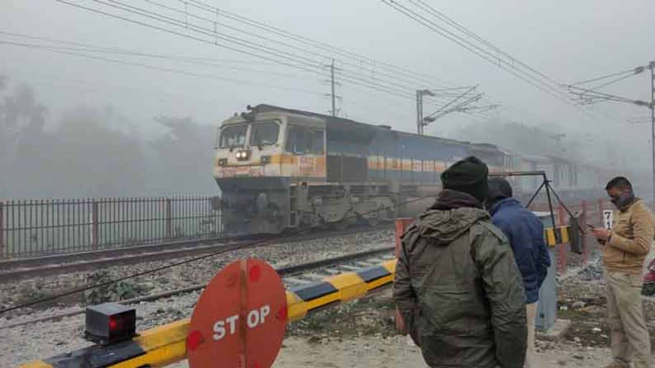 বিকট শব্দ, কেঁপে ওঠে মাটি, জলপাইগুড়িতে রেললাইনের ধারে ভয়ঙ্কর বিপর্যয়