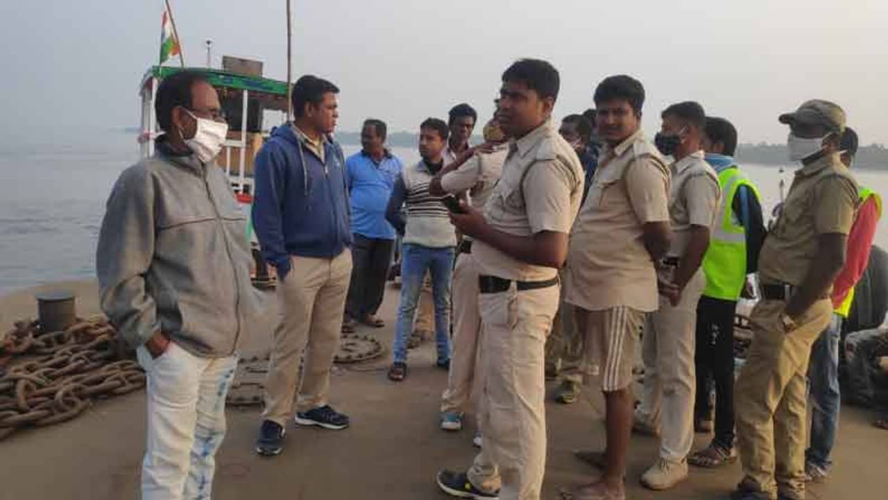 ঝড়খালিতে উল্টে গেল পর্যটকবোঝাই নৌকা, মৃত ইঞ্জিনিয়ার