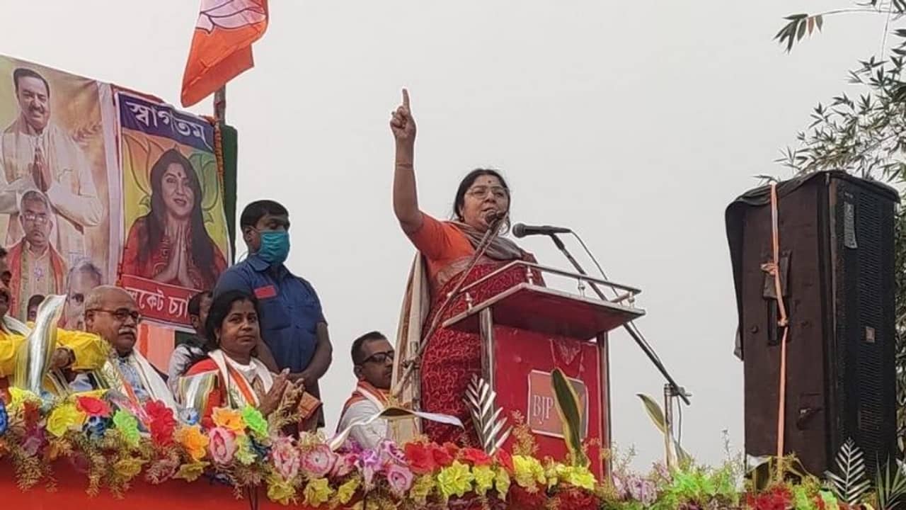 নাম না করে অভিষেককে স্বামী তোলানন্দ বলে কটাক্ষ লকেটের