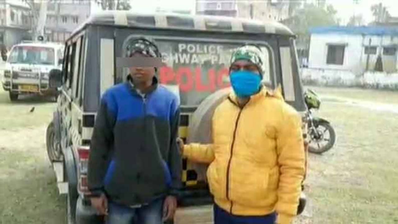 ছোট্ট মেয়েটিকে স্কুল ঘরে ডাকে দাদা, প্রথম শ্রেণির ছাত্রীর কথায় ফুঁসছে গোটা গ্রাম!