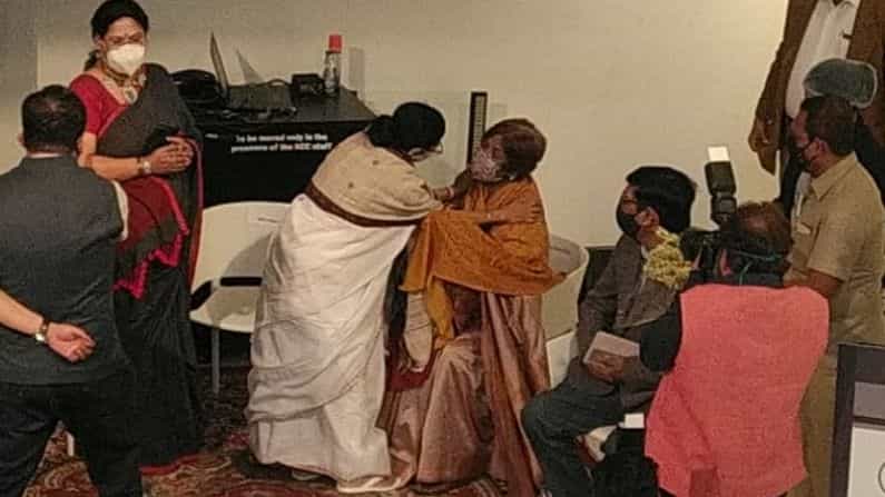 যা দরকার হবে নির্দেশ দেবেন, চেষ্টা করব, সৌমিত্র-জায়াকে বললেন মমতা যা দরকার হবে নির্দেশ দেবেন, চেষ্টা করব, সৌমিত্র-জায়াকে বললেন মমতা