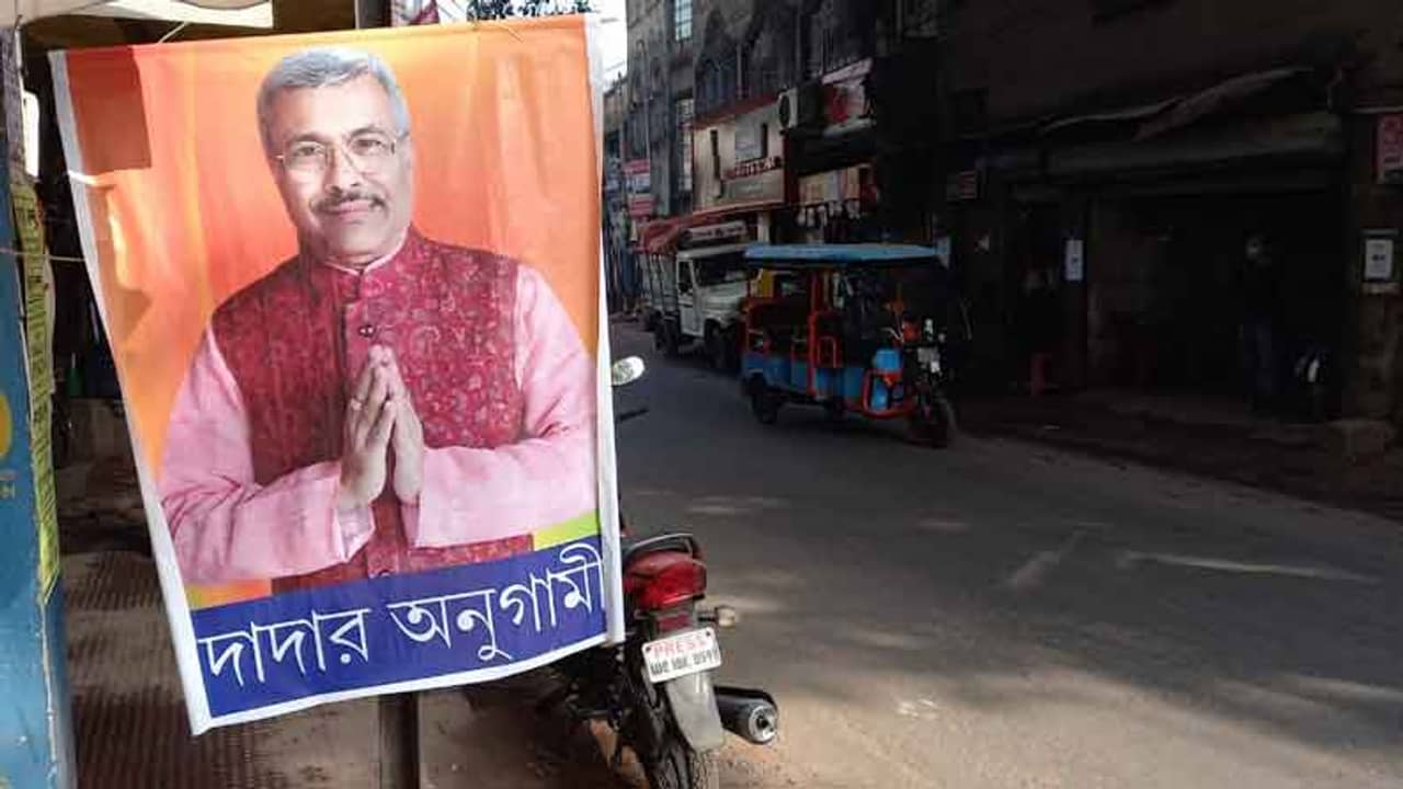 প্রবীর ঘোষালের পোস্টারে লেখা দাদার অনুগামী, শুরু রাজনৈতিক জল্পনা