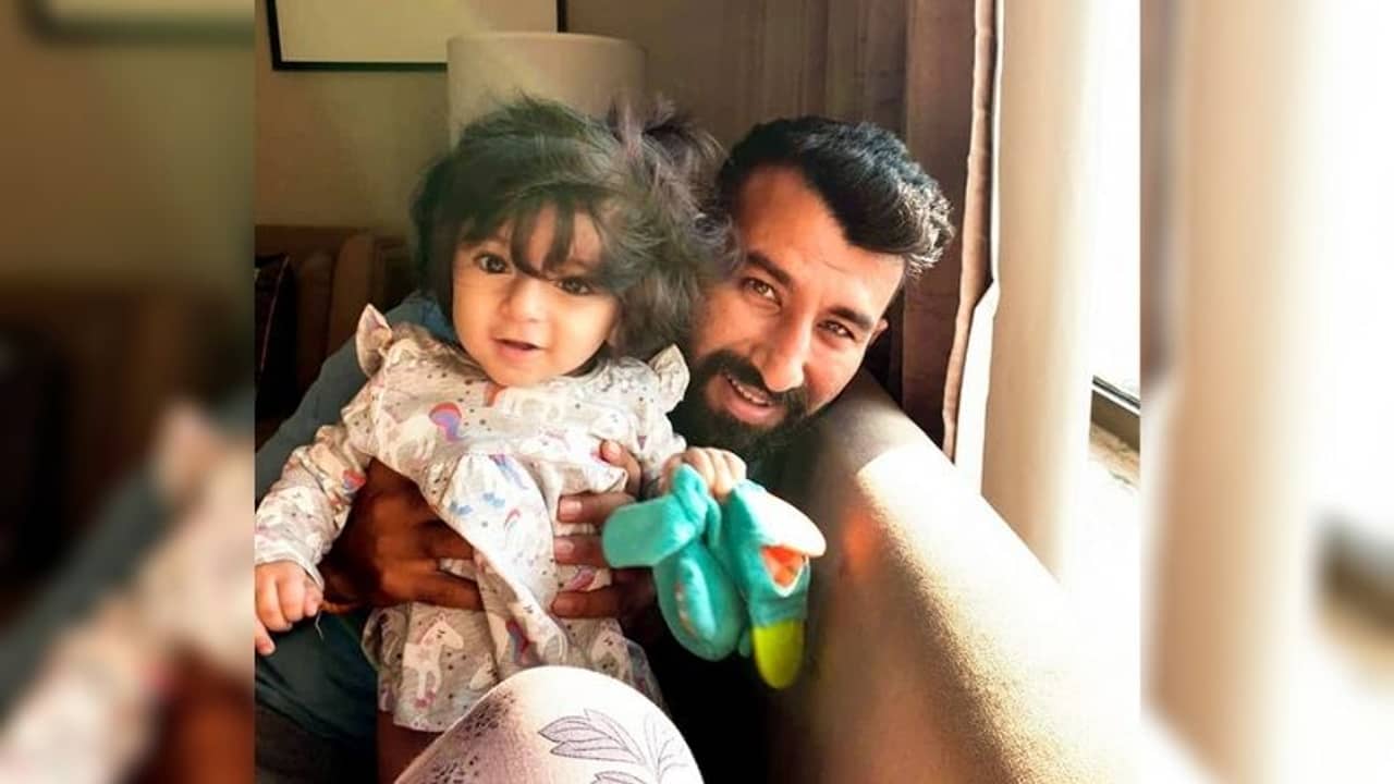 চুমু দিলে ব্যথা সেরে যাবে, পূজারাকে মেয়ে অদিতি