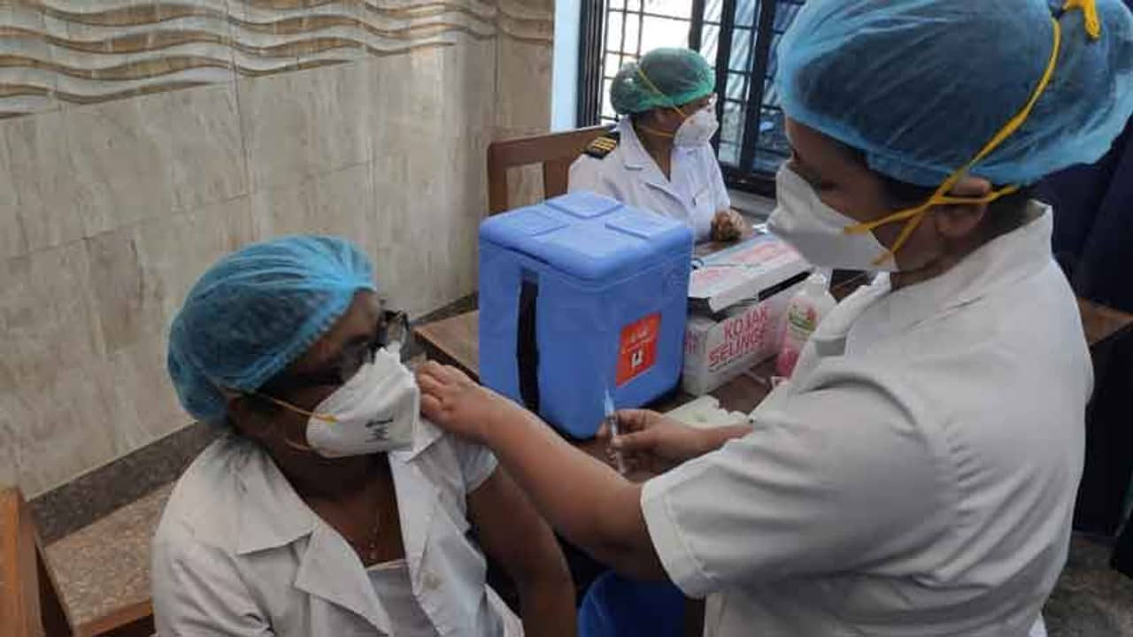 আজই শহরের পাঁচ মেডিক্যাল কলেজে পৌঁছতে পারে করোনার টিকা