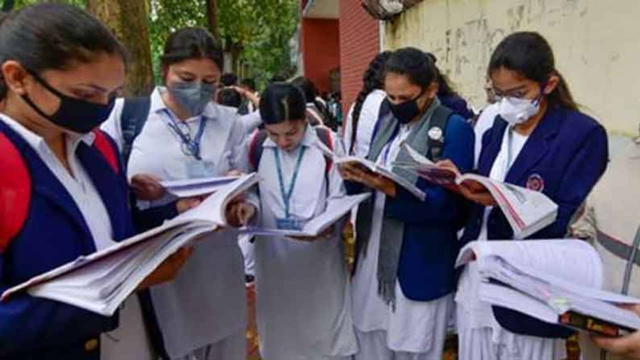 করোনা আবহে স্কুলে হবে না প্রার্থনা, পড়ুয়াদের মানতে হবে একাধিক নিয়ম