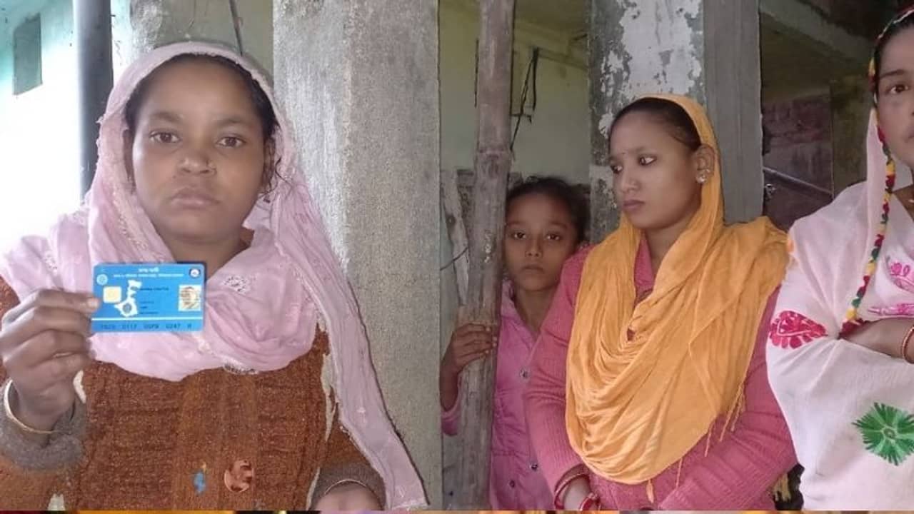 স্বাস্থ্যসাথী কার্ড দেখেই মুখ ফেরাল একাধিক নার্সিংহোম! বাড়িতেই মৃত্যু বৃদ্ধের