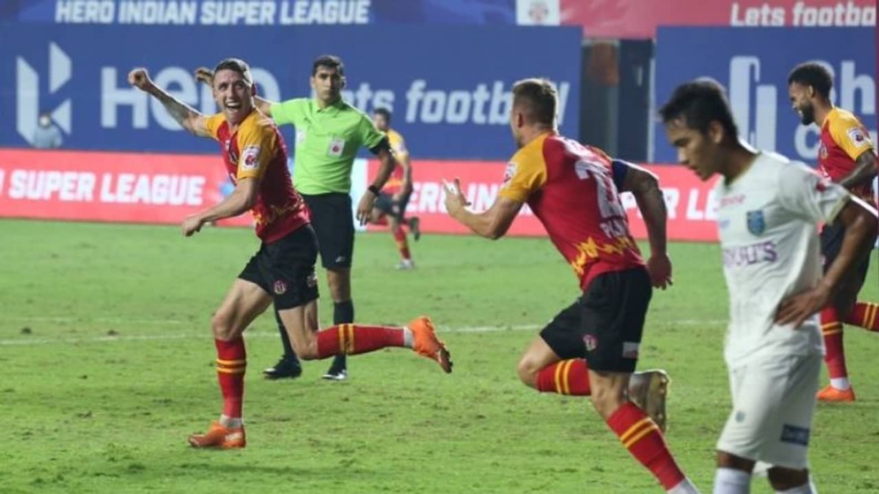 নেভিলের গোলে হার বাঁচাল লাল-হলুদ