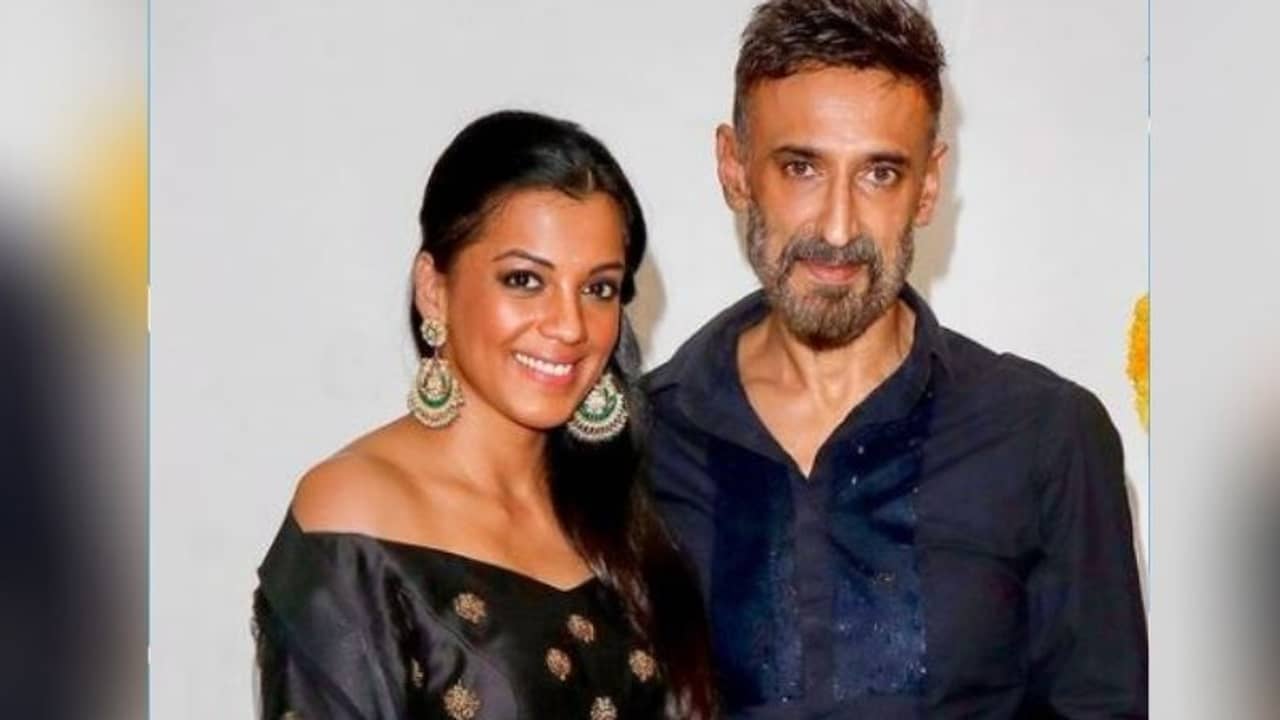 ভালবাসা তো কেনাকাটা নয় যে আমার ওই লাল ব্যাগটাই লাগবে: মুগ্ধা গডসে