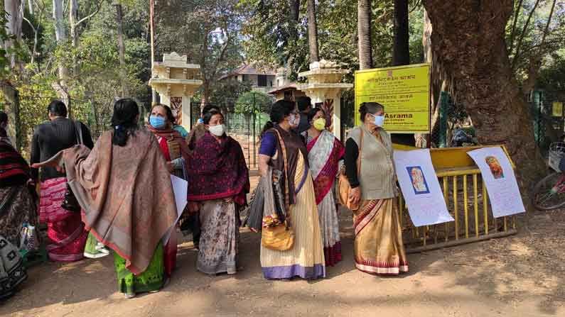 আলাপিনী নিয়ে বিশ্বভারতীর সঙ্গে দ্বন্দ্ব জারি, অবস্থান বিক্ষোভে ষাটোর্ধ্ব সদস্যারা