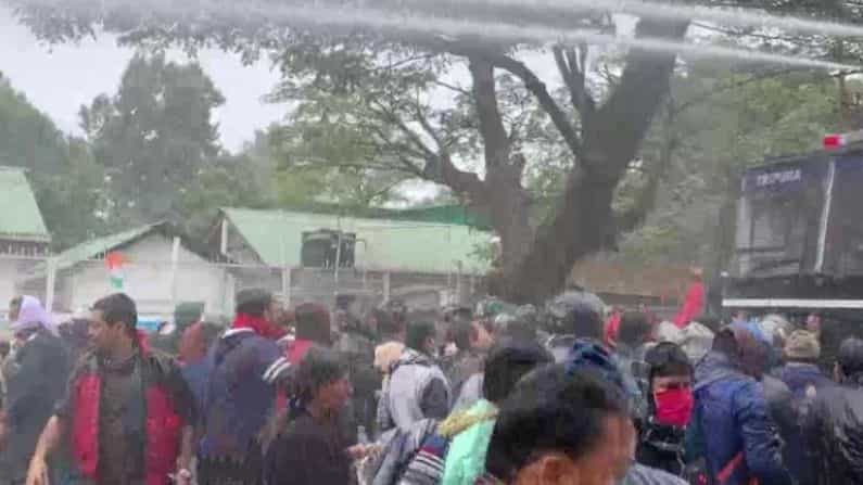 চাকরির দাবিতে মুখ্যমন্ত্রীর বাড়ির সামনেই ধুন্ধুমার, শিক্ষক-পুলিশ সংঘর্ষে আহত কমপক্ষে ১০০ চাকরির দাবিতে মুখ্যমন্ত্রীর বাড়ির সামনেই ধুন্ধুমার, শিক্ষক-পুলিশ সংঘর্ষে আহত কমপক্ষে ১০০