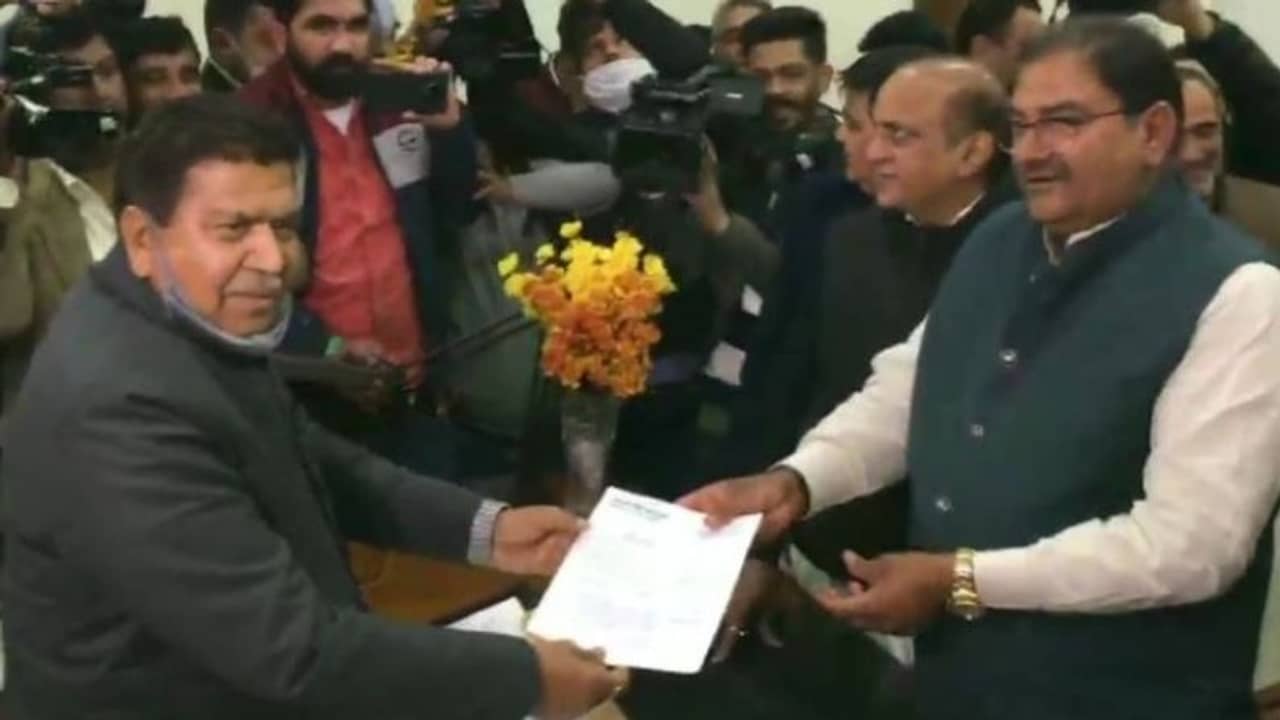 একমাস আগেই সতর্কবার্তা, ট্রাক্টরে চালিয়ে এসে ইস্তফা দিলেন হরিয়ানার বিধায়ক