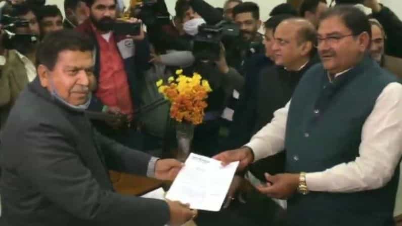 একমাস আগেই সতর্কবার্তা, ট্রাক্টরে চালিয়ে এসে ইস্তফা দিলেন হরিয়ানার বিধায়ক