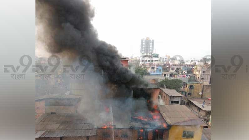 মানিকতলায় আগুন, ঘটনাস্থলে দমকলের ১১টি ইঞ্জিন মানিকতলায় আগুন, ঘটনাস্থলে দমকলের ১১টি ইঞ্জিন