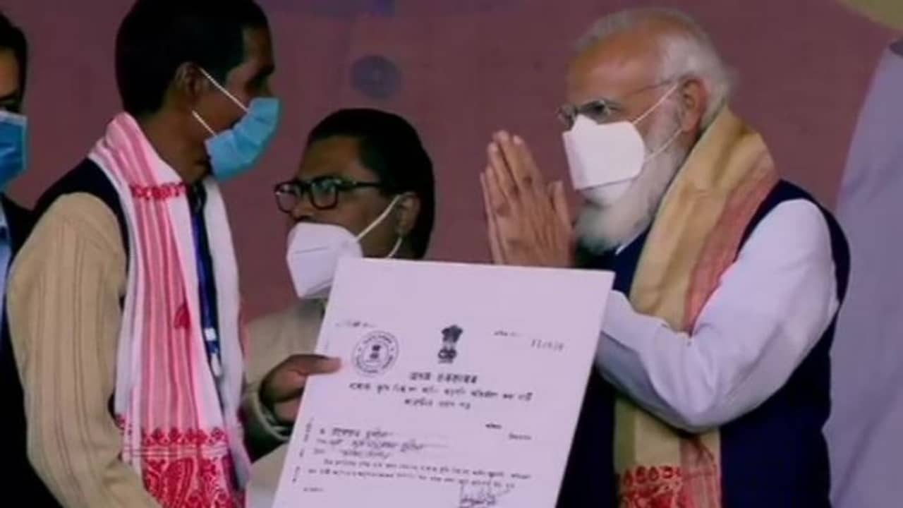 নির্বাচনের আগেই ভূমিপুত্রদের জমির পাট্টা বিলি, দুই ইঞ্জিন সরকারে-র উপকারিতা বোঝালেন প্রধানমন্ত্রী