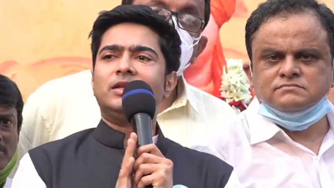 ট্রাম্প বলেছিলেন ‘বিবেকামুণ্ড’, হিন্দুধর্মের ধারক-বাহক পাশে বসে হাততালি দিয়েছিলেন: অভিষেক