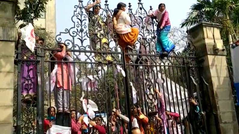 ধুন্ধুমারকাণ্ড! বিধানসভার গেটে উঠে বিক্ষোভ অস্থায়ী শিক্ষিকাদের ধুন্ধুমারকাণ্ড! বিধানসভার গেটে উঠে বিক্ষোভ অস্থায়ী শিক্ষিকাদের